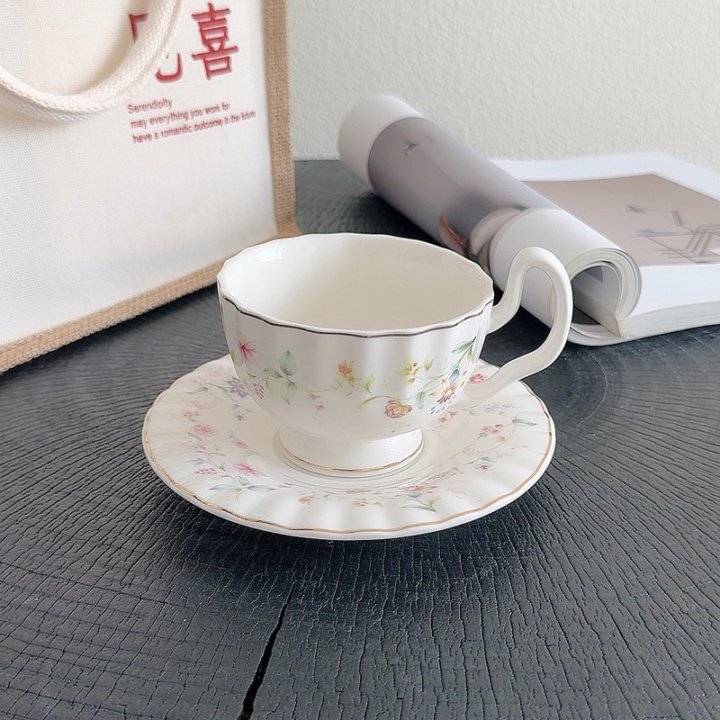 Coffee Tea Drawing - 금색 꽃무늬 프린트 커피컵 접시 세트